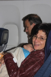 Vovó Amelia segura o Pablinho no avião, pra mamãe ir ao banheiro e o papai dormir!