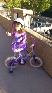 Fantasia de borboleta, amiga da Dora Aventureira. Até pra andar de bicicleta tem que ser de fantasia!